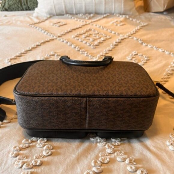 Stylish Women's Bag with Animal Print and Studded Design - Picture 6 of 11